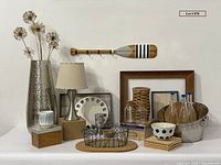 Overall lot showing all decorative items together