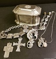 Overall view of box and jewellery contents