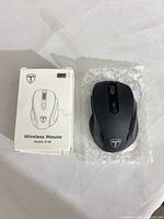 Mouse and box front view showing logo and model