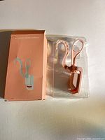 Curler in clear blister beside peach box front