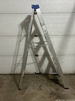 Full view folded aluminum step ladder