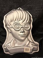 Front view of Wilton Harry Potter aluminum cake pan