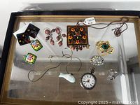 Overview of entire jewellery lot in display box
