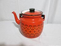 Front view showing body pattern, spout, lid