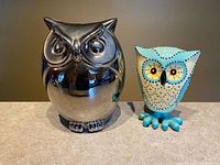 Front view of both ceramic owl figurines