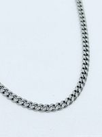 Close-up of curb link pattern