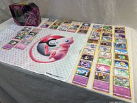 Overview of playmat, cards and tin