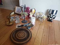 Group shot showing all décor items on floor