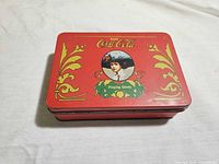 Closed Coca-Cola tin top view showing artwork
