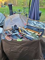 Overview of all knives and boxed kitchen set on table