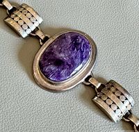 Close-up of gemstone centerpiece and adjoining links