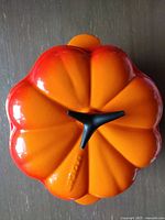 Top view showing pumpkin ridges and black knob