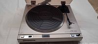 Full view of Marantz TT 2000 turntable showing platter, tonearm, dust cover
