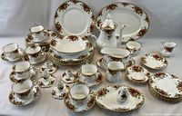 Overview of full 54-piece Old Country Roses set
