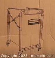 Box showing line drawing of Rubbermaid collapsible X-Cart