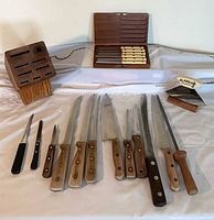 Full lot: knife block, Simmons steak knife case, assorted knives and sharpening steel arranged on table