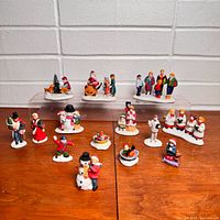 Overall lot of 15 Lemax Christmas village figurines displayed