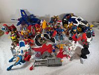 Overall lot with figures, vehicles, animals and accessories displayed