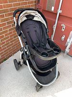 Front view of Graco Modes stroller showing seat, harness and child tray