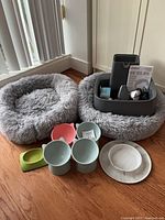 All items overview: two gray pet beds, fountain with accessories, six bowls