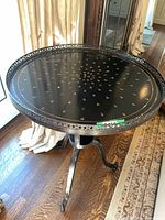 full view of round tole tray table top