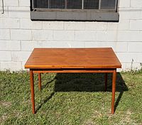 Table fully closed, front view