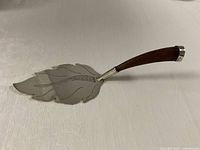 Full view of leaf-shaped pie server