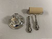 Overall view of inkwell, blotter and seal