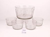 Set overview showing large bowl and four small bowls