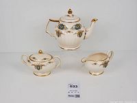 Set overview showing teapot, sugar bowl and creamer