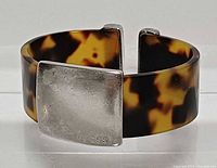 Front view showing faux tortoise pattern band and sterling silver centre plate