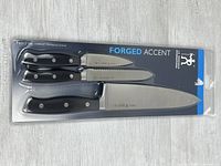 Front view of sealed 3-knife blister pack