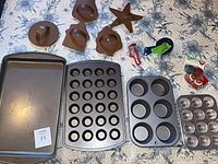 Overview of all bakeware, molds, measuring tools, and muffin cups