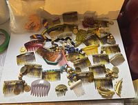 Overview of entire lot of hair combs on tray