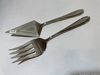 Cake/pie server and serving fork side by side