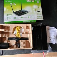 Router with antennas, Ethernet cable, power adapter, CD, guide and boxed packaging
