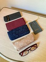 Lot overview of reading glasses with five cases