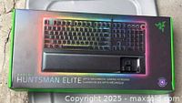Retail box showing Razer Huntsman Elite keyboard and wrist rest