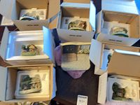 Overview of seven boxed miniature buildings and base