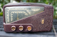 Front view showing dial, knobs, grille, Zenith badge