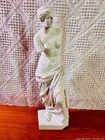 Full view of Venus de Milo replica on base