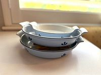 Stacked view showing exterior tulip pattern and nesting sizes.