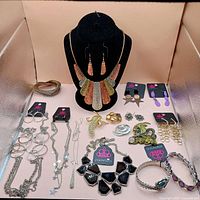 Overview of entire lot on display bust and flat surface