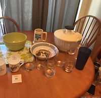 Overview of mixing bowl, salad spinner, tray, glasses, mugs