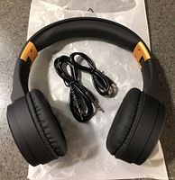 Headphones with both cables displayed