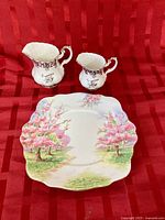 Front view of platter and both creamers