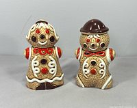 Front view of both gingerbread shakers