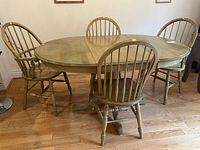 Table with four chairs in oval configuration