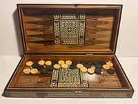 Open backgammon board showing playing field and pieces