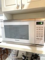 Front view of Panasonic countertop microwave NN-ST661W